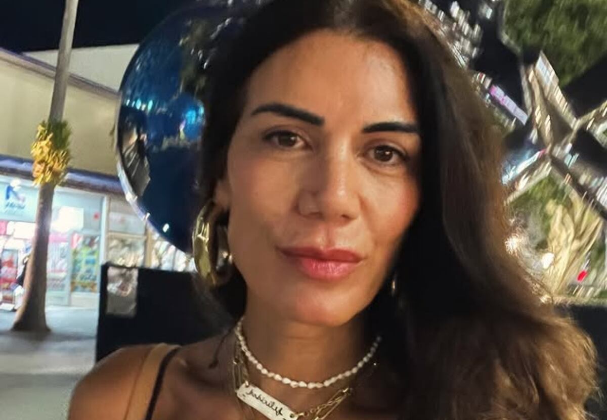 Flor de la V posó con un vestido metalizado y lo combinó con las sandalias tendencia de la temporada thumbnail