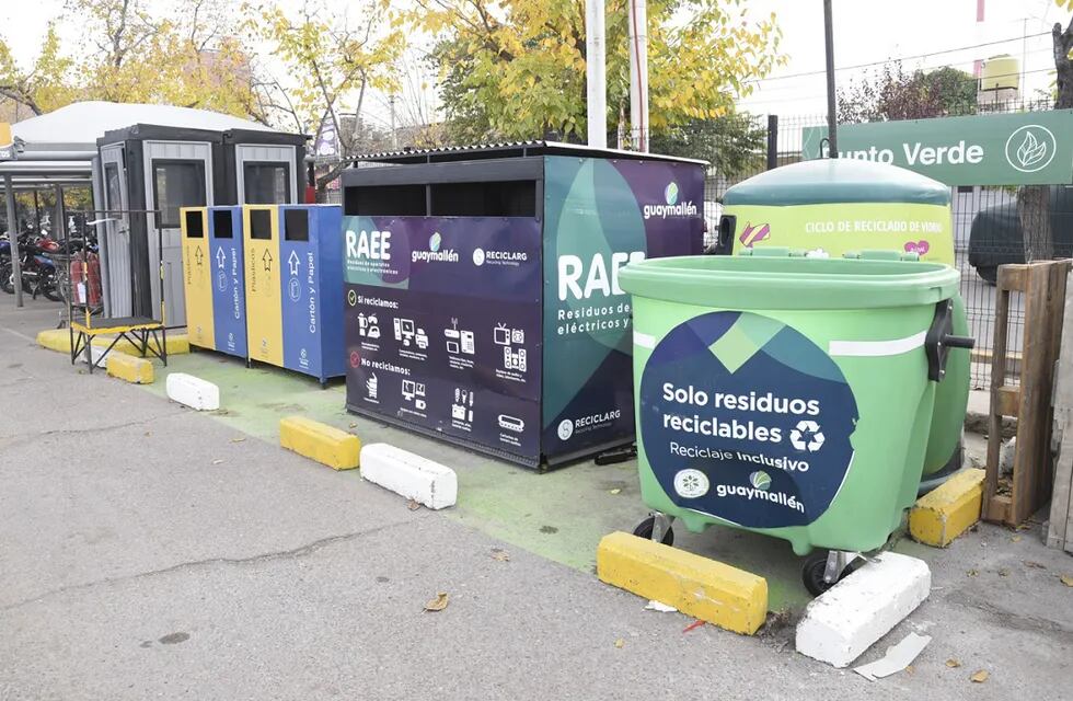 En la playa de Estacionamiento del Mendoza Plaza Shopping y en el Polideportivo Nicolino Locche se instalaron nuevos contenedores de residuos secos reciclables. Gentileza MG