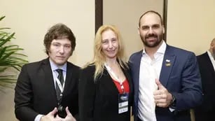 Javier Milei con su hermana Karina y Eduardo Bolsonaro