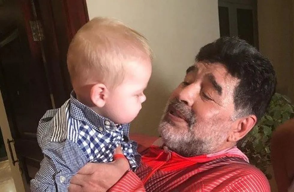 Mirko en los brazos de Diego Armando Maradona. (Foto: Instagram)