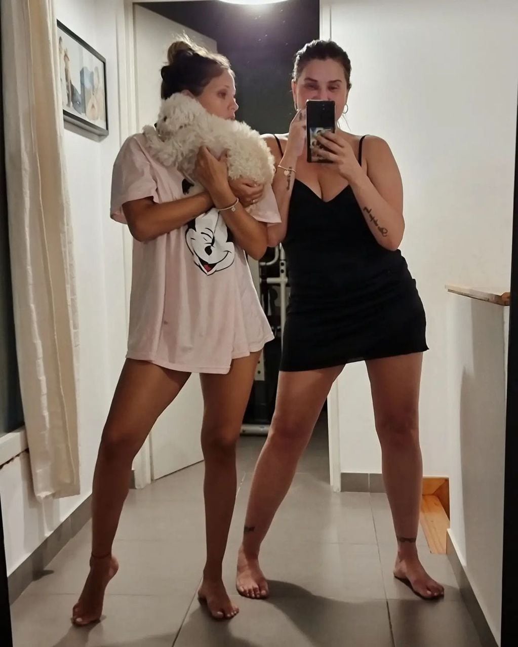 La modelo se mostró con su hija Barbie en pijama