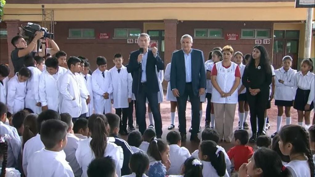 El presidente Macri, el gobernador Morales y el personal directivos del establecimiento, en el acto realizado en la Escuela Primaria Nº 356 "José Hernández"
