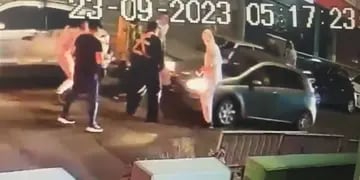 Momento en que el Fiat Punto atropella a un joven en la calle Alvear, en el Centro de Córdoba. (Captura de video)