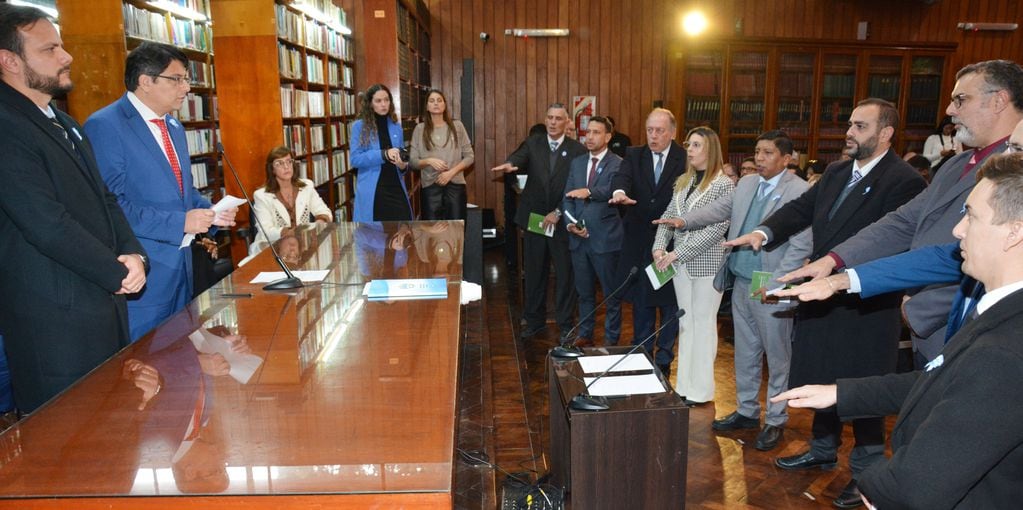 Fiscales y funcionarios del Ministerio Público de la Acusación prestan juramento ante el procurador general Sergio Lello Sánchez.