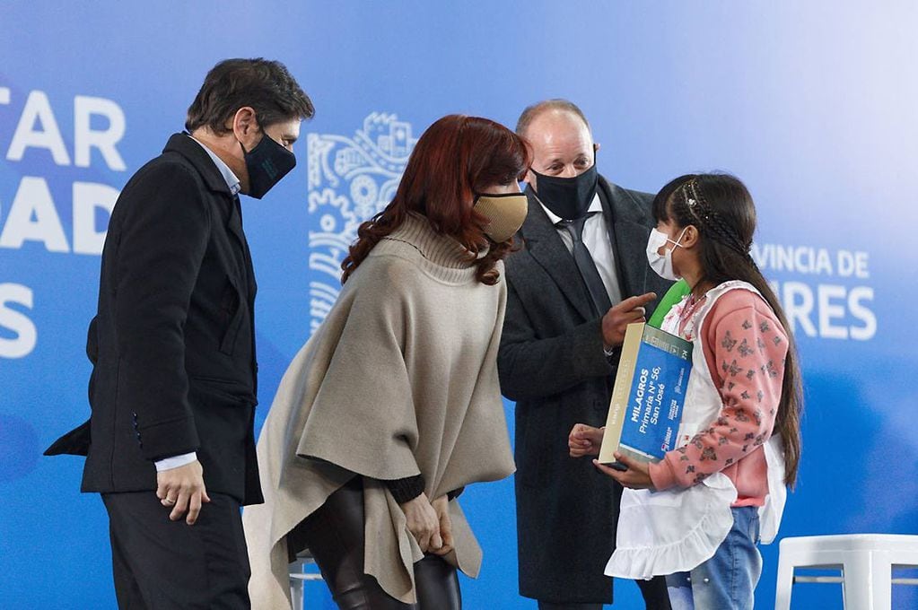 Cristina Fernández entregó tablets en Lomas de Zamora