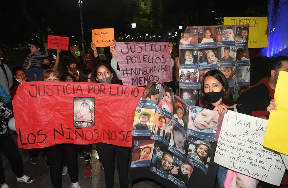 En plaza Independencia de Ciudad, mendocinos se manifestaron la noche de este viernes para pedir justicia por Lucio Dupuy, el niño de 5 años que fue asesinado a golpes en La Pampa