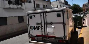 Hallazgo en Córdoba. La camioneta de la Policía Judicial, que trabaja en calle Catamarca. (La Voz/Pedro Castillo)