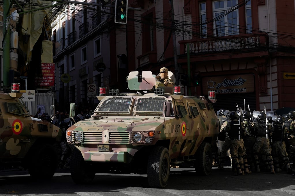 El vehículo blindado en el que llegó el excomandante del Ejército de Bolivia, Juan José Zúñiga, a las puertas mismas del Palacio Quemado, en un intento por tomar el gobierno.