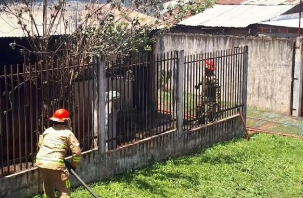Incendio consumió una vivienda en Puerto Iguazú.