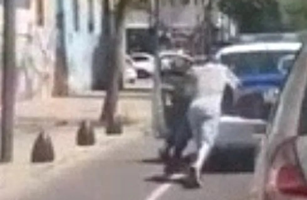 La Plata: un ladrón ayudó a empujar un patrullero que se había quedado parado