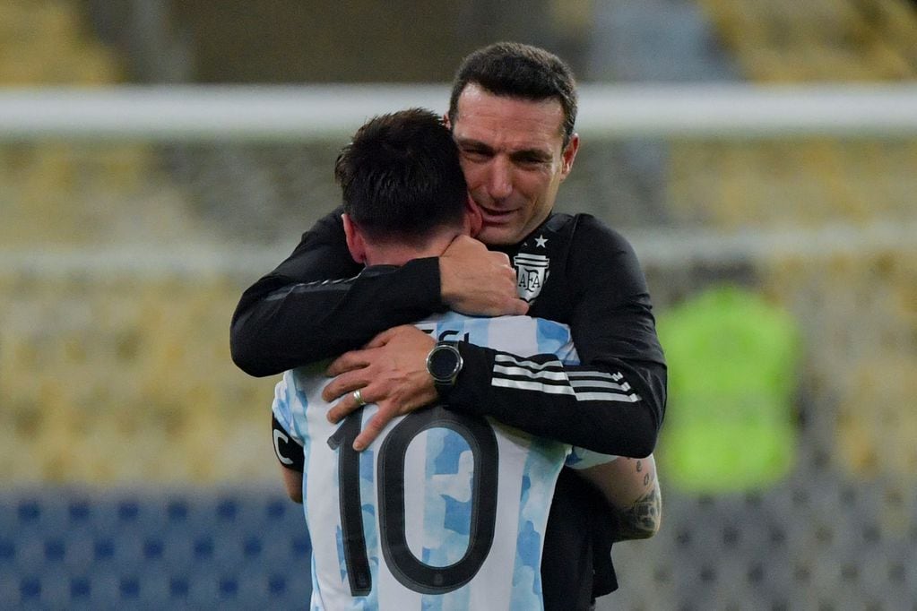 El abrazo de Lionel Scaloni con Lionel Messi tras la final de la Copa América.
