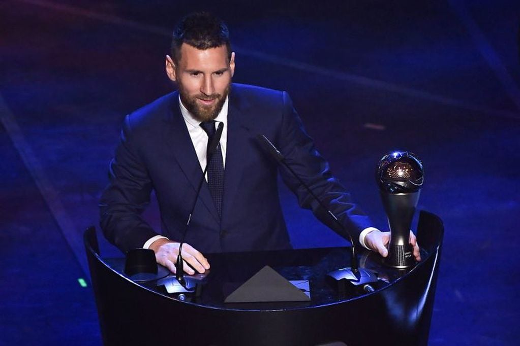 Lionel Messi recibe su premio. (Foto: Marco Bertorello / AFP)
