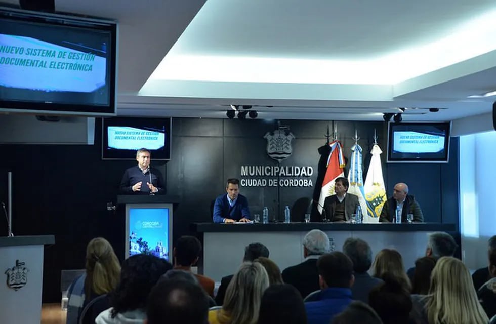 Ramón Mestre presentando el Gobierno Digital.