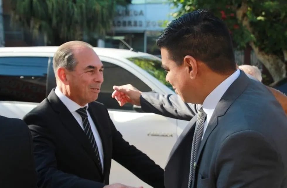 Leonardo Stelatto llegando al Concejo Deliberante de Posadas es recibido por el concejal Fernando Meza. (Misiones Online)