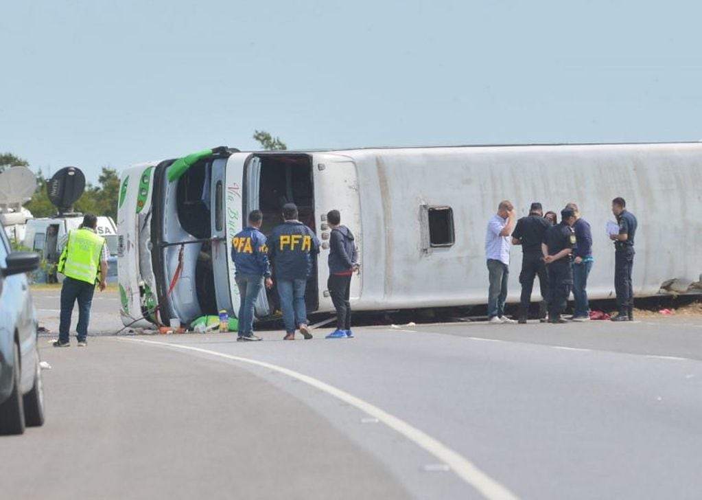 Imágenes del fatal vuelco de un micro en la ruta 2: dos niñas muertas y al menos cuatro heridos de gravedad. (Clarín)