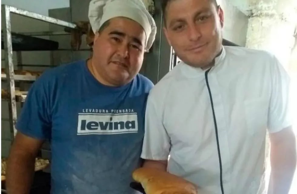 Gastón Fabro, el vendedor de pan casero que lo hace gracias a la solidaridad de Cristian Arias. (El Doce TV)
