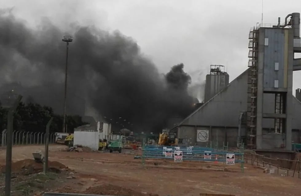 El incendio se desató en el sector de secado en la planta San Lorenzo de Molinos Río de la Plata. (@de12a14)