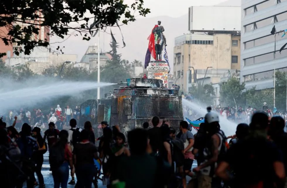 Ascienden a 22 los muertos durante las protestas en Chile. (REUTERS)