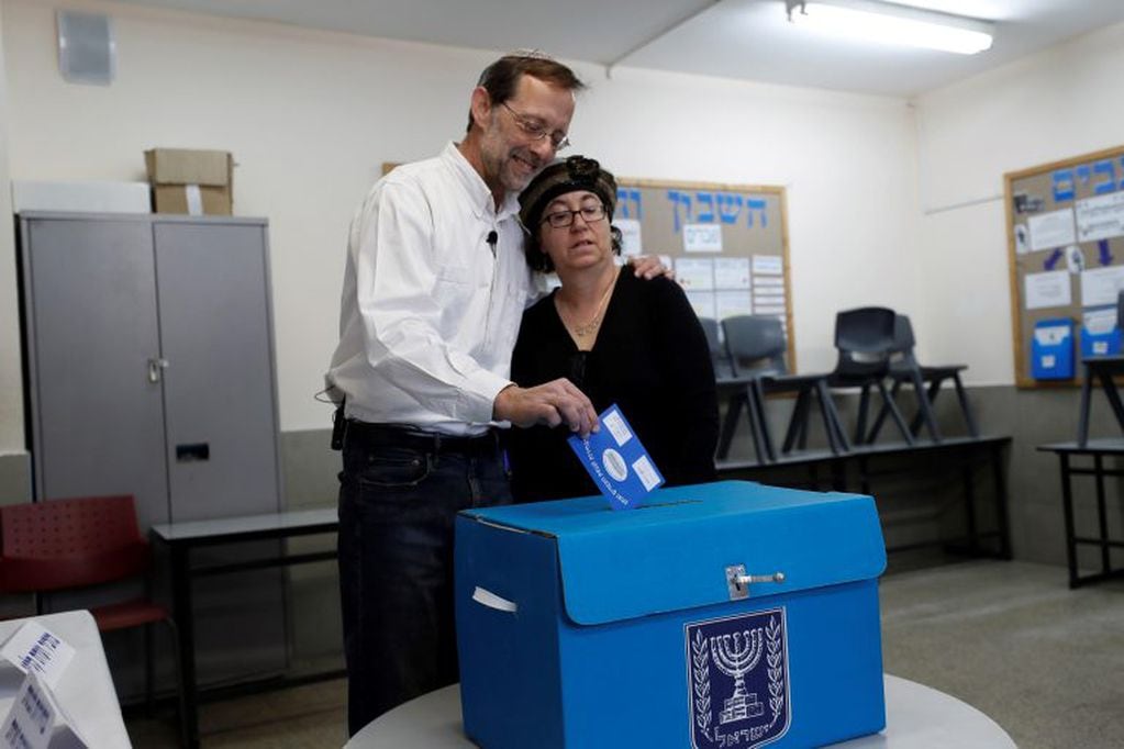 Moshe Feiglin presidente del Partido Zehut (Identidad), ejerce su derecho al voto en las elecciones generales acompañado de su esposa