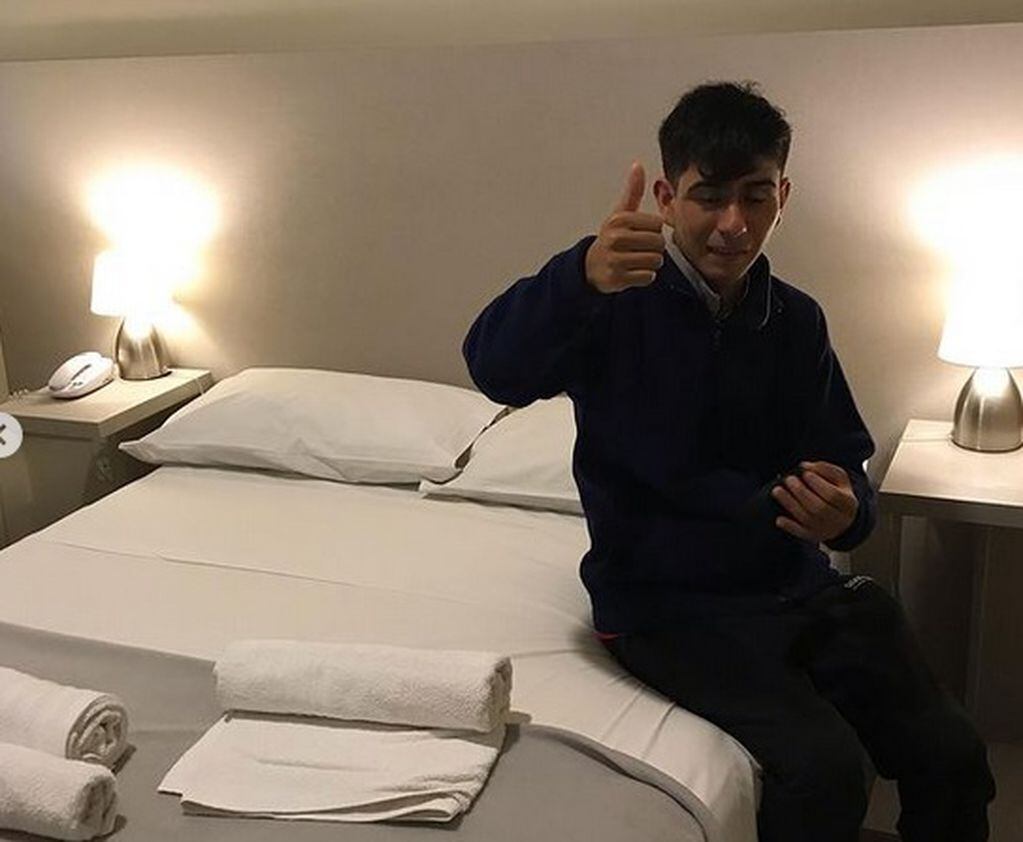 Santi, feliz en una habitación de hotel