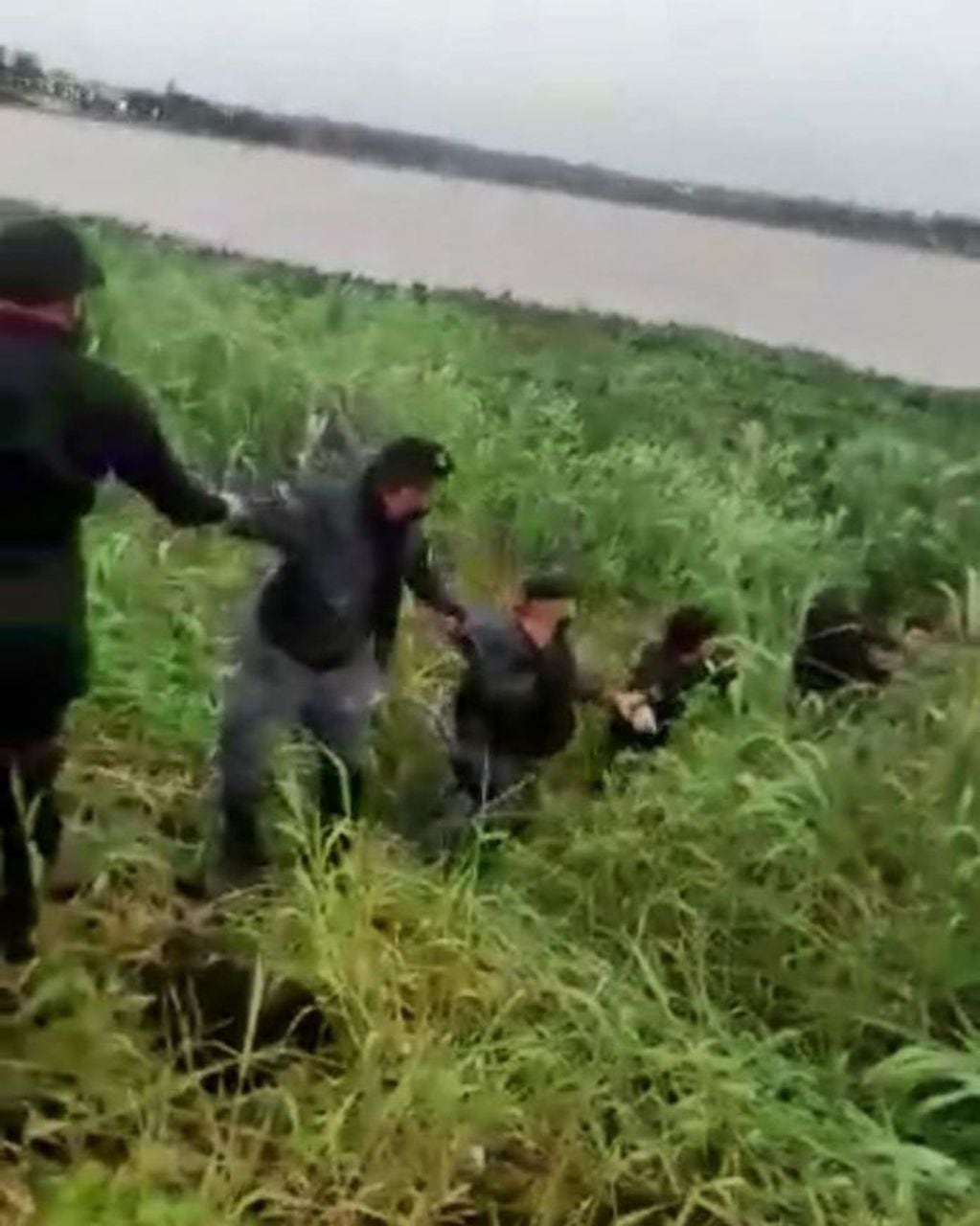 Rescatan a una mujer que se arrojó a las aguas del arroyo Zaimán en Posadas.