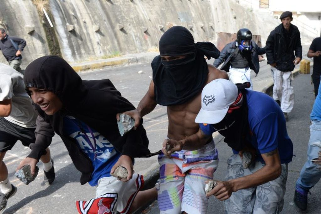 Demostraciones anti-gubernamentales con la policía en los alrededores de Cotiza, Caracas
