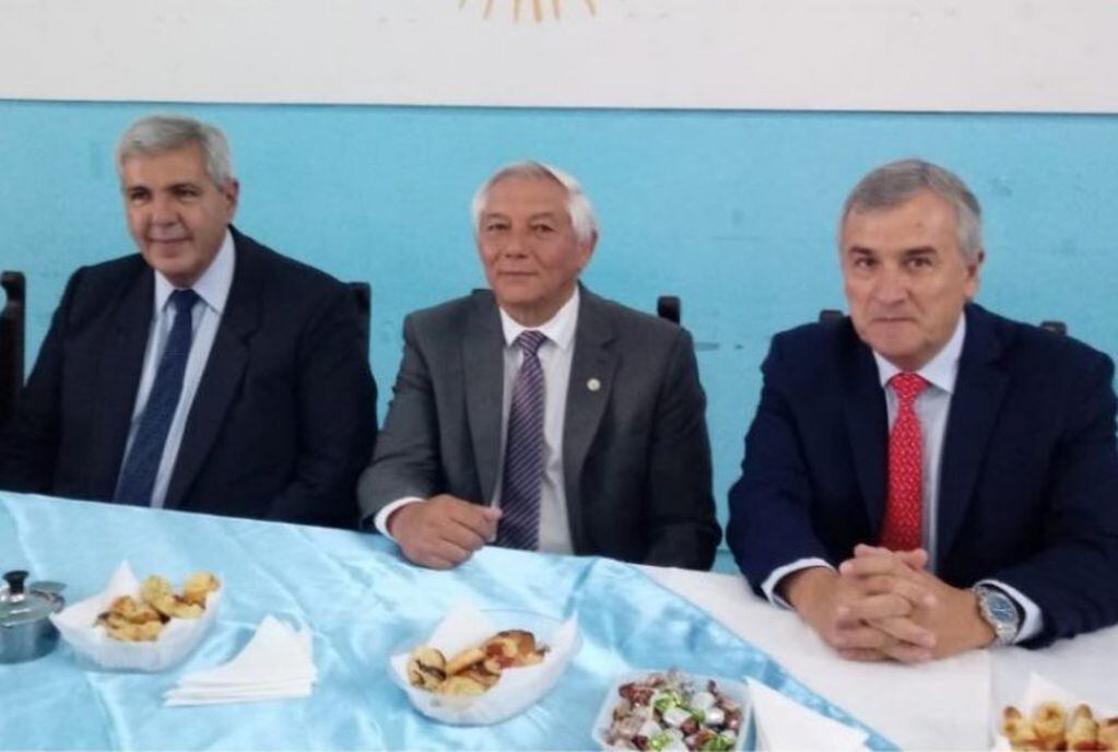 El vicegobernador Haquim, el intendente Ficoseco y el gobernador Morales, en la recepción oficial ofrecida en el edifico municipal de Perico.