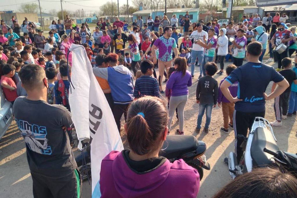La hinchada de Atlético hizo una movida solidaria en el barrio 2 de abril, por el día del niño