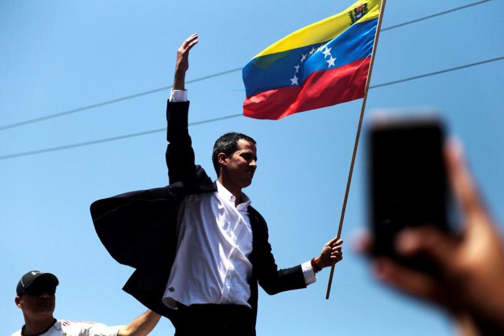 El jefe del Parlamento venezolano, Juan Guaidó , saluda a su llegada, este lunes en la salida del Aeropuerto Internacional de Maiquetía Simón Bolívar (Foto: EFE/ Rafael Hernández)