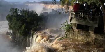 Parque Nacional Iguazú decidió quitar el espacio exclusivo de los fotógrafos en el balcón de la Garganta del Diablo