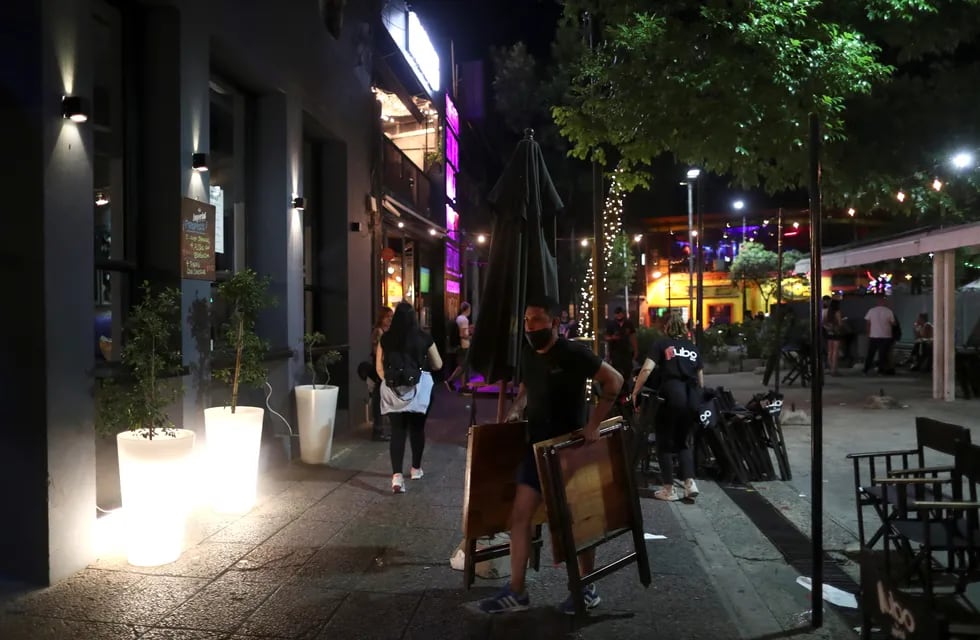 Extensión del horario nocturno en bares y restaurantes. (Foto: Agustín Marcarian / REUTERS)