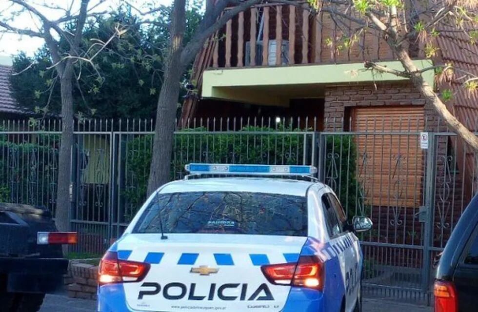 Lo mataron en su casa de Neuquén tratando de robarle cuando volvía de trabajar. Era un comerciante que tenía dos zapaterías en la zona del Bajo de la ciudad de Neuquén. Los sujetos responsables del hecho lograron huir.