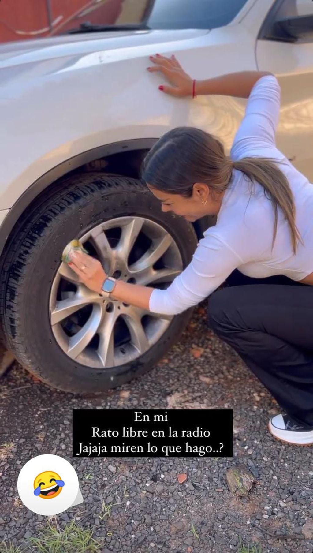 Larissa Riquelme limpia su auto durante su tiempo libre.