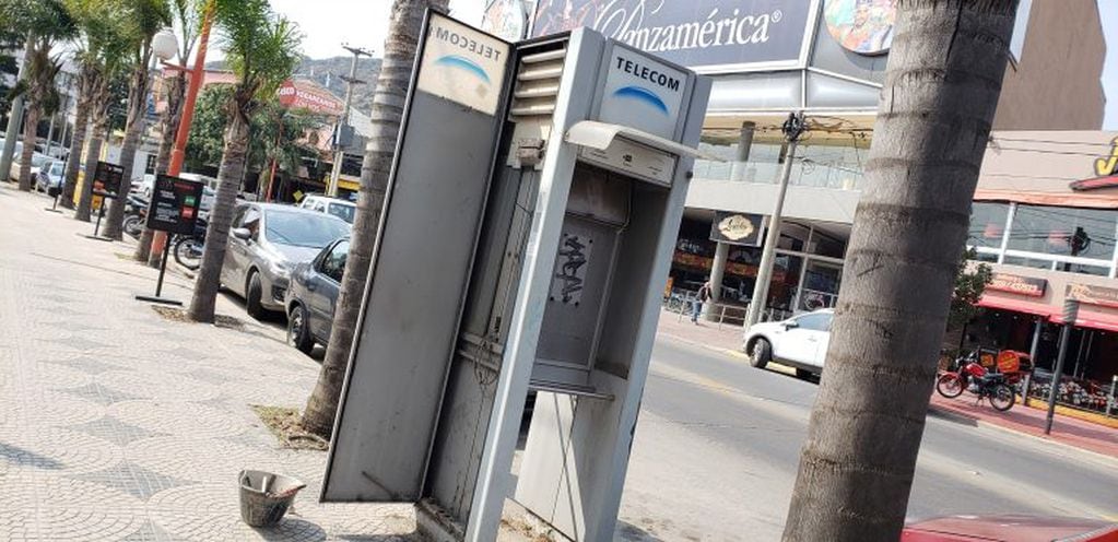 Empleados municipales sacando cabinas telefónicas en la ciudad