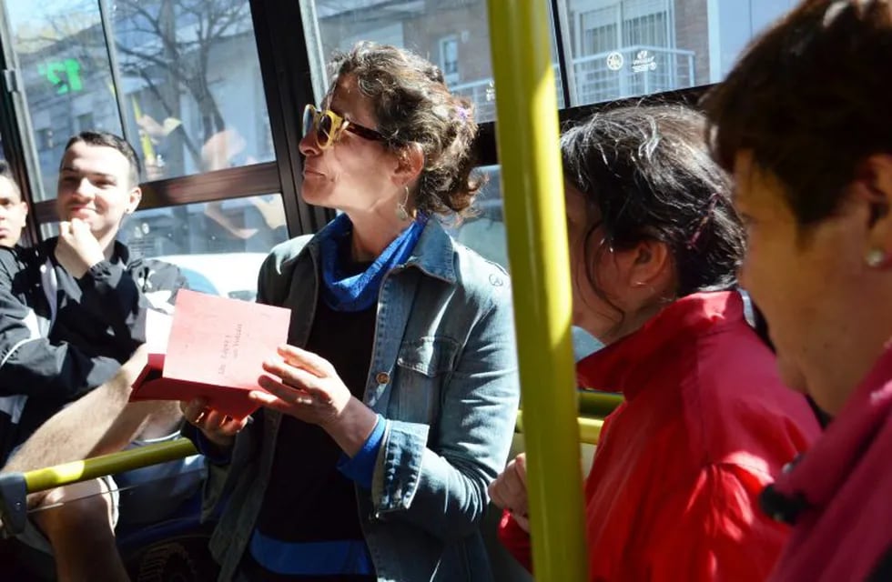 Pasajeros del transporte público disfrutaron de lecturas de autores locales (Municipalidad de Rosario)