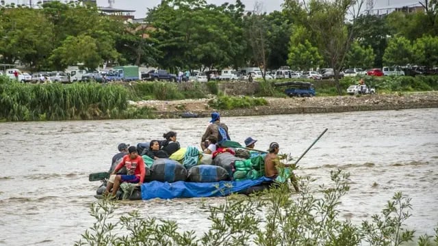 Bagayeros cruzan el río Bermejo