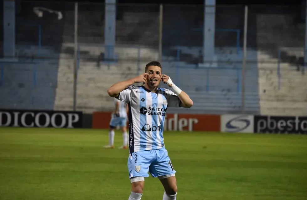 Marco Borgnino festeja el segundo gol de Atlético ante Brown de Puerto Madryn
