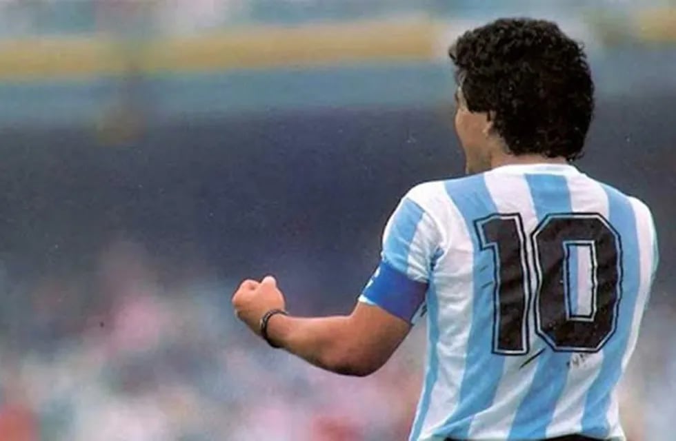 Maradona festejando un gol