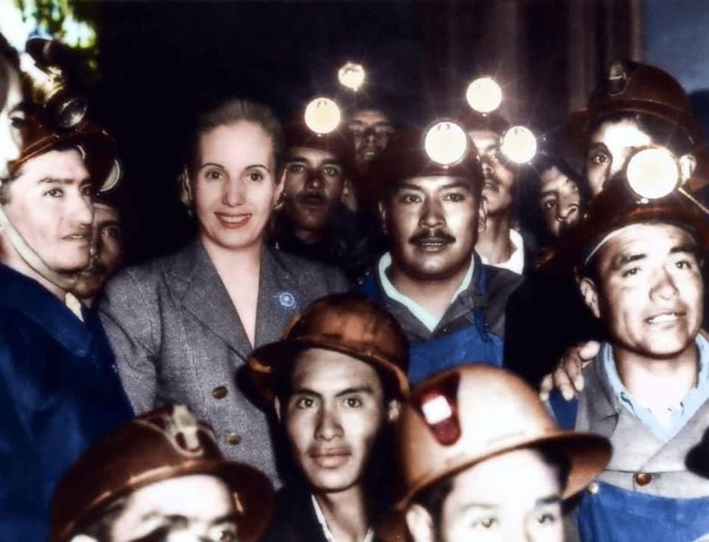 Eva Perón, junto trabajadores mineros que la visitaban con motivo de su cumpleaños, en la Residencia Presidencial Palacio Unzué, el 7 de mayo de 1950.