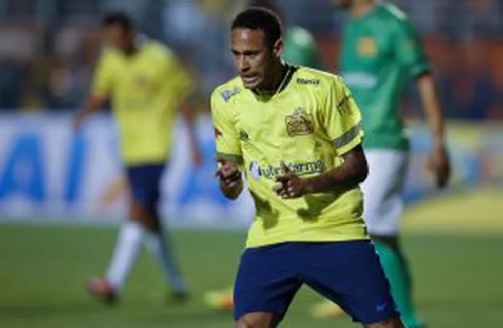 BRA50. SAO PAULO (BRASIL), 22/12/2016.- El jugador brasileu00f1o Neymar celebra un gol en un partido benu00e9fico hoy, jueves 22 de diciembre de 2016, en el estadio Pacaembu en Sao Paulo (Brasil). EFE/Sebastiu00e3o Moreira