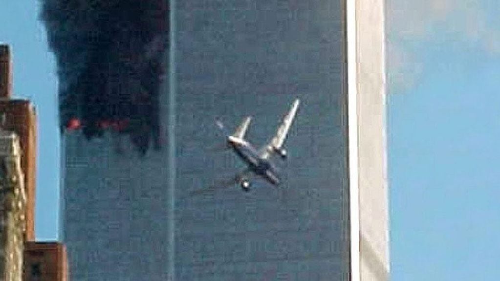 El momento cuando uno de los aviones impacta en una de las Torres Gemelas (AP/Archivo).