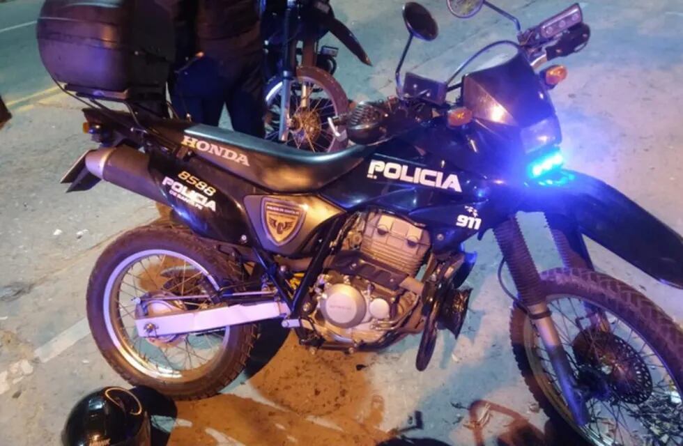 La moto policial chocó contra un Corsa