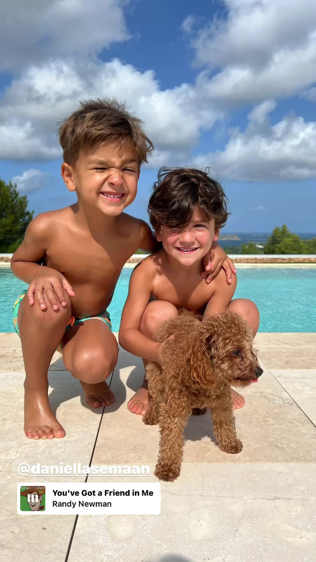 La familia de Leo adoptó una segunda mascota en octubre de 2020.