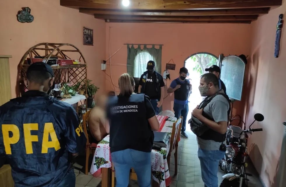El allanamiento realizado en una vivienda de Luján donde vivía un hombre que acosaba a menores por las redes sociales. Gentileza Policía Federal