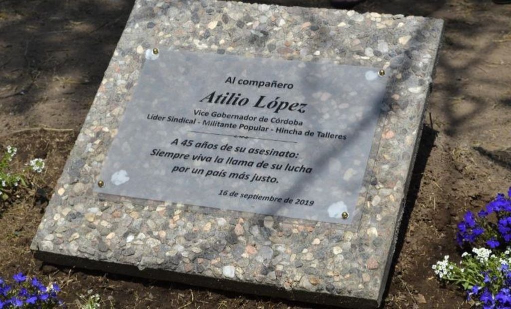 Atilio López tiene una placa en barrio Jardín. 