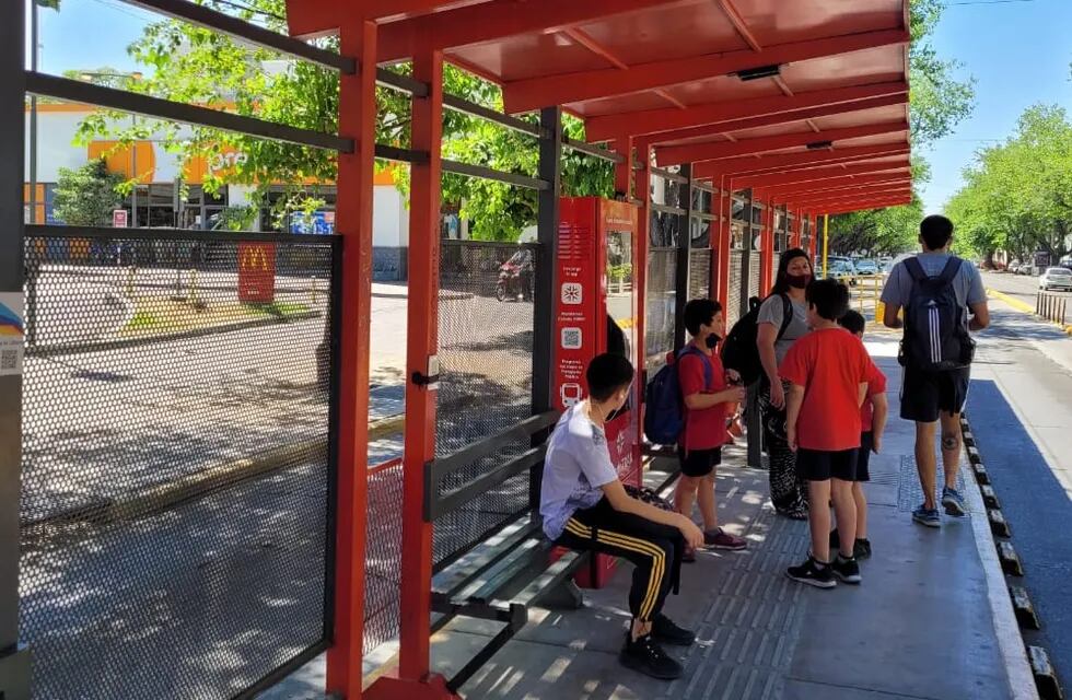Un nuevo totem informativo detallará en tiempo real el paso de las líneas del transporte público de pasajeros. Gentileza Gobierno de Mendoza