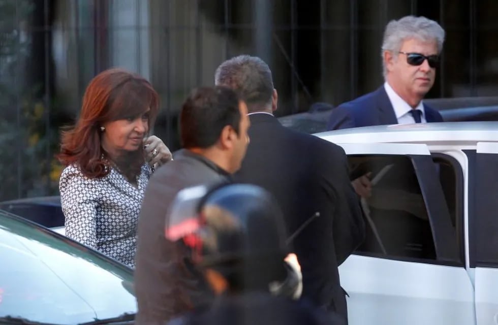 Argentina's former President Cristina Fernandez de Kirchner (L) arrives at court over accusations of bribery and money laundering, in Buenos Aires, Argentina March 7, 2017.  REUTERS/Martin Acosta