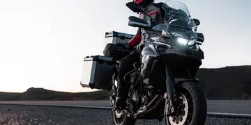 Tres motocicletas de alto rendimiento con estilo aventurero
