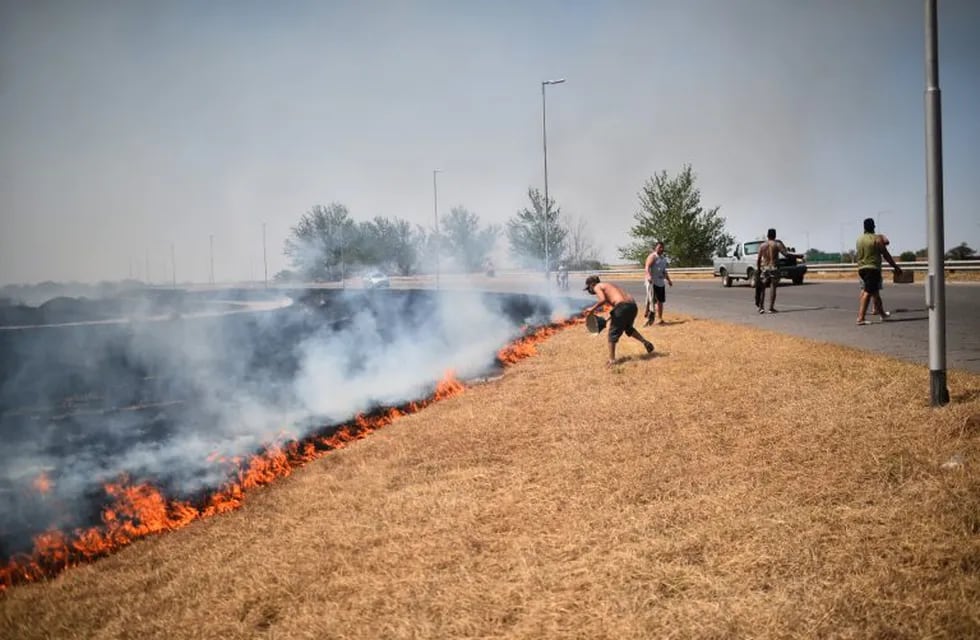 Incendios en la autopista Córdoba-Carlos Paz, cercanías a Malagueño.