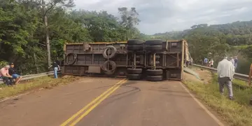 Despiste y vuelco de un camión sobre la Ruta Costera N°2